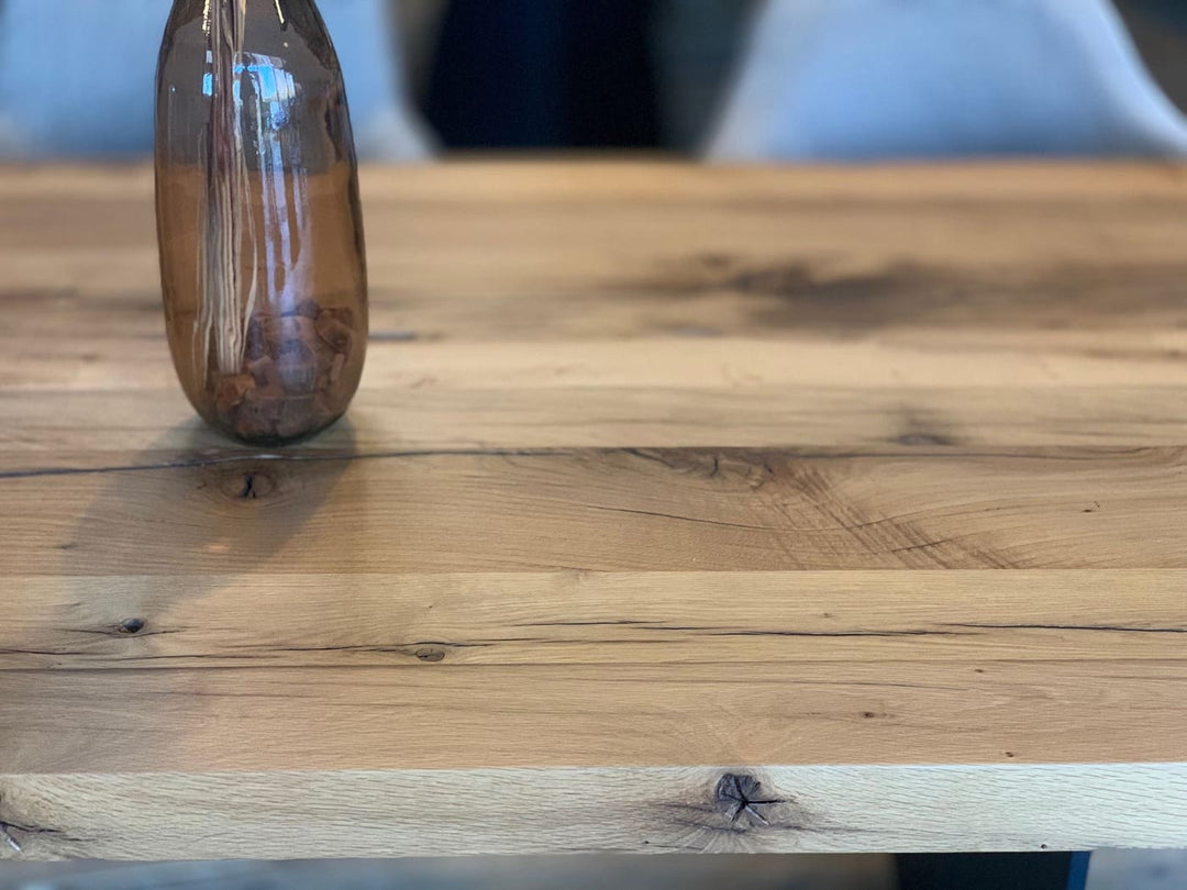 Holztisch richtig pflegen – so sieht er aus wie neu