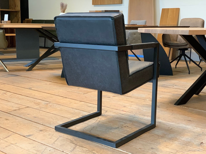 1x Schwarzer Lederstuhl - Ausstellungsstück