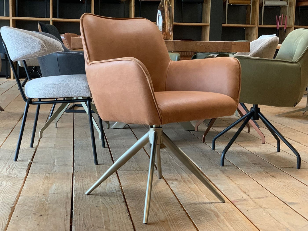 Moderner Armlehnenstuhl aus hochwertigem Leder in elegantem Cognac, drehbar und mit filigranem Metallgestell – komfortable Sitzlösung mit stilvoller Ausstrahlung für Esszimmer oder Büro.
