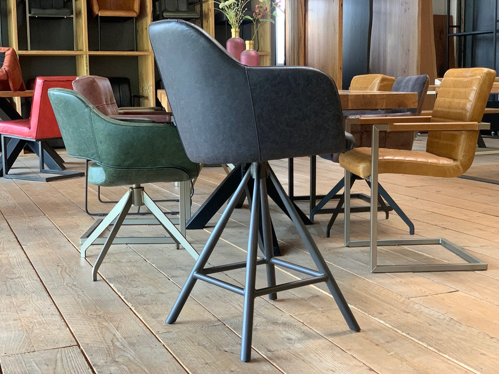 Barhocker Echtleder hochwertig drehbar in Seitenansicht, gepolsterte Sitzschale mit Armlehnen aus edlem Echtleder, ergonomische Form und stabiles Metallgestell mit Sternfuß, ideal für moderne Küchen und exklusive Barbereiche.