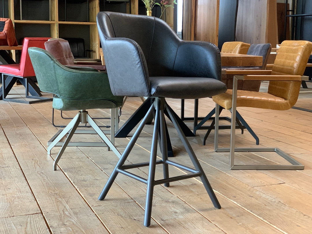 Barhocker Echtleder hochwertig drehbar in modernem Design, gepolsterte Sitzschale mit Armlehnen aus edlem Echtleder, ergonomische Form und stabiles Metallgestell mit Sternfuß, ideal für stilvolle Küchen und exklusive Barbereiche.