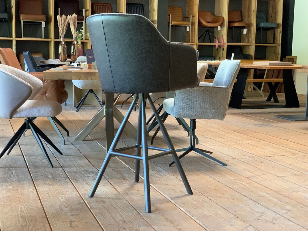 Barhocker Küche Leder Stoff drehbar Rückansicht, moderner Tresenstuhl mit gepolsterter Sitzschale, stabilem Metallgestell und hochwertigem Materialmix aus Leder und Stoff für stilvolle Wohnräume.