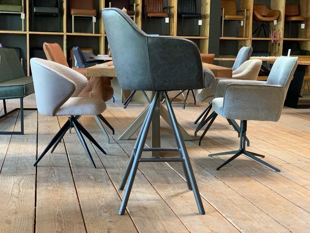 Barhocker Küche Leder Stoff drehbar in Seitenansicht, moderner Tresenstuhl mit gepolsterter Sitzschale und stabilem Metallgestell, stilvoller Materialmix aus Leder und Stoff für komfortables Sitzen.