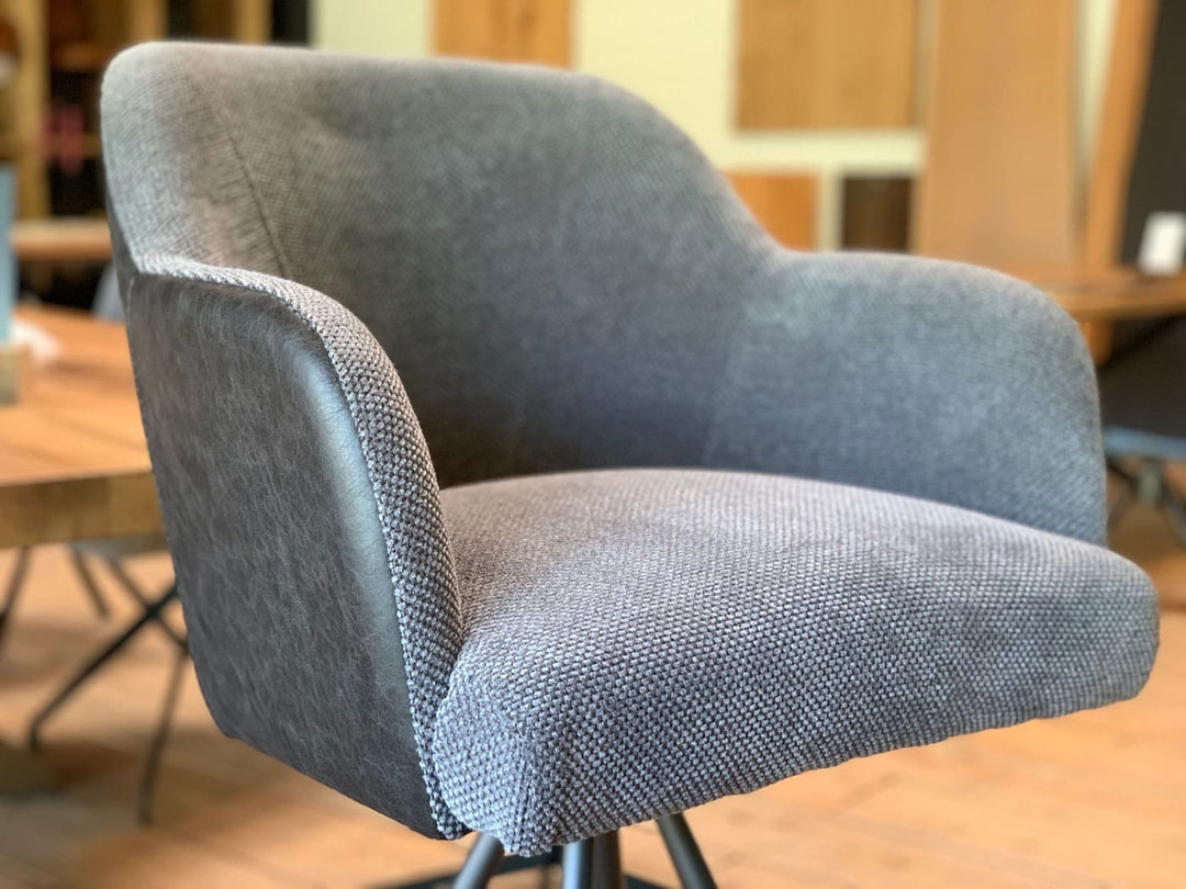 Barhocker Küche Leder Stoff drehbar Detailaufnahme der Sitzschale, moderner Tresenstuhl mit gepolsterter Oberfläche und hochwertigem Materialmix aus Leder und Stoff für hohen Sitzkomfort.