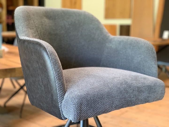 Barhocker Küche Leder Stoff drehbar Detailaufnahme der Sitzschale, moderner Tresenstuhl mit gepolsterter Oberfläche und hochwertigem Materialmix aus Leder und Stoff für hohen Sitzkomfort.