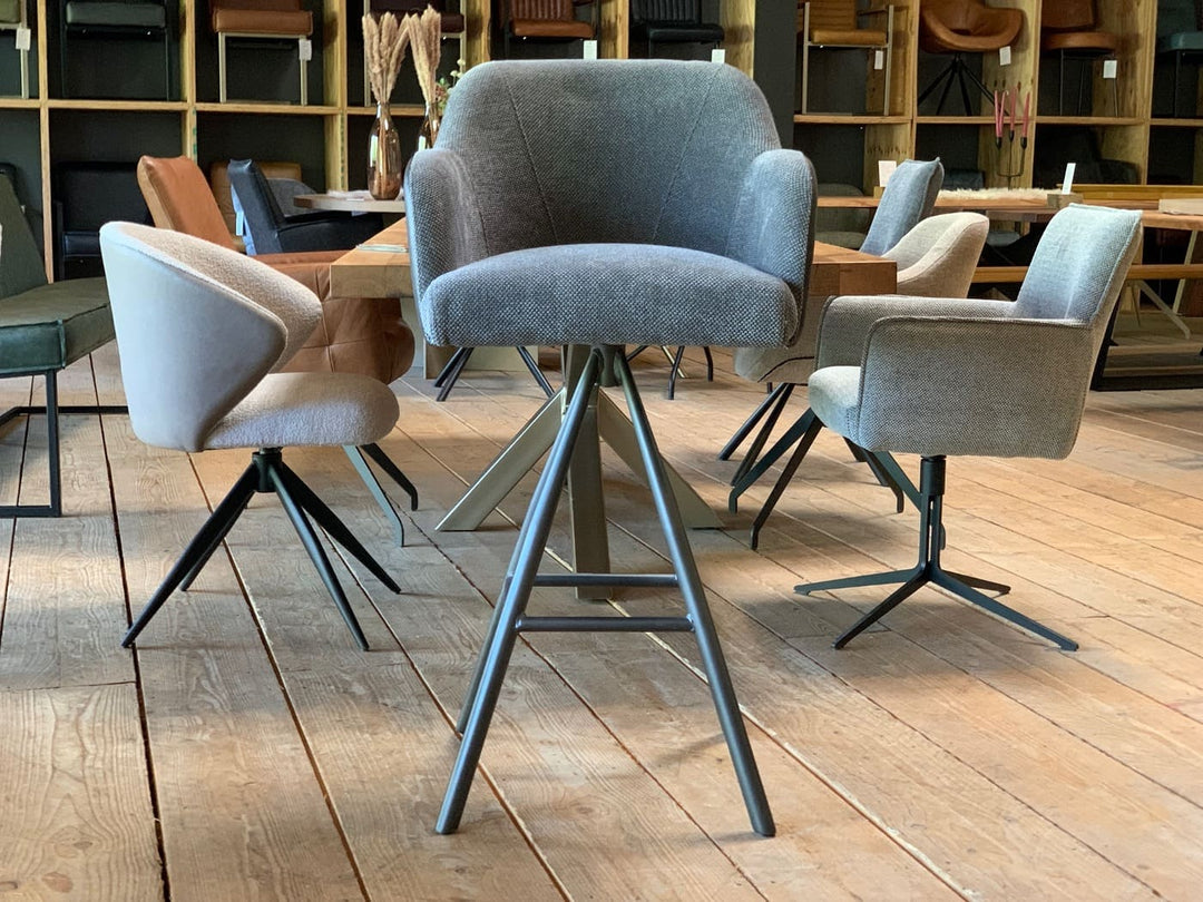 Barhocker Küche Leder Stoff drehbar Vorderansicht, moderner Tresenstuhl mit gepolsterter Sitzschale und stabilem Metallgestell, eleganter Materialmix für komfortables und stilvolles Sitzen.