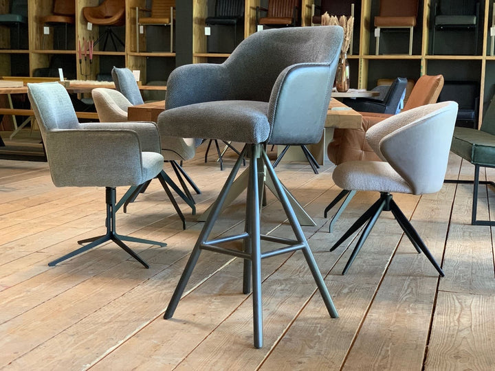 Barhocker Küche Leder Stoff drehbar, moderner Tresenstuhl mit gepolsterter Sitzschale und stabilem Metallgestell, stilvoller Mix aus Leder- und Stoffbezug für komfortables Sitzen in Küche und Essbereich.