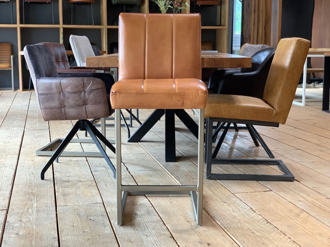 Barhocker Leder in Cognac-Farbe mit gepolsterter Sitzfläche und hoher Rückenlehne, Vorderansicht mit modernem Metallgestell in stilvollem Essbereich.