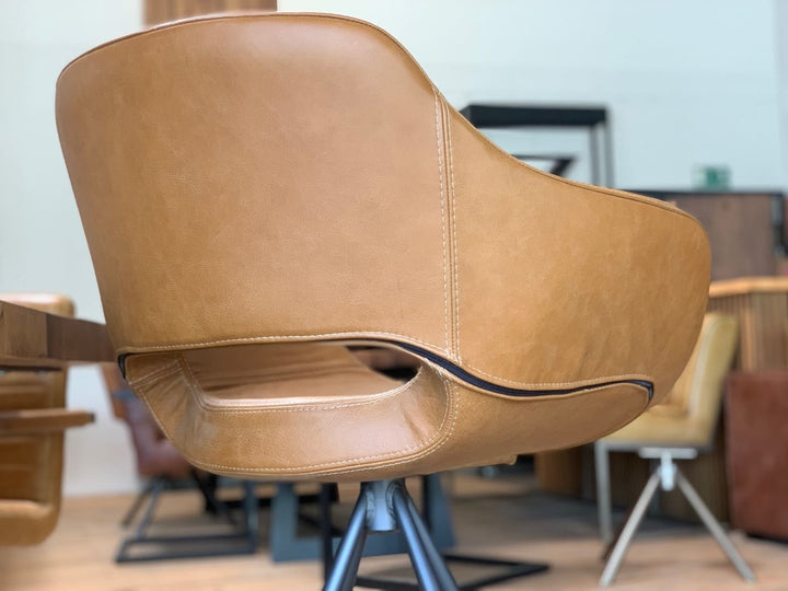 Barhocker Echtleder drehbar Detailaufnahme der Sitzschale, moderner Tresenstuhl mit hochwertiger Polsterung und eleganter Nahtführung für maximalen Sitzkomfort und stilvolles Design.
