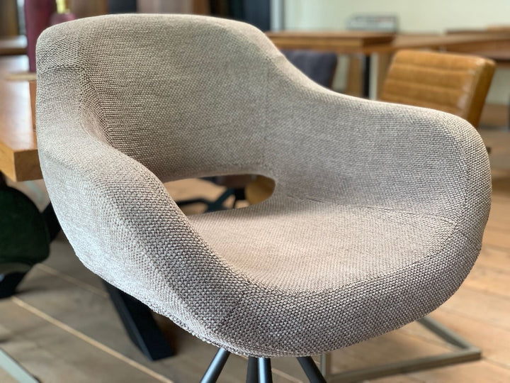 Detailaufnahme der gepolsterten Sitzschale eines drehbaren Barhockers mit hochwertigem Stoffbezug, ergonomischer Form und integrierter Rückenöffnung – stilvoller Thekenstuhl mit hohem Sitzkomfort und modernem Design.