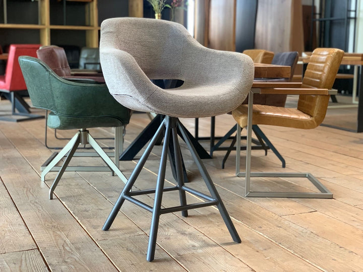 Moderner, drehbarer Barhocker mit gepolsterter Sitzschale in Stoffbezug, ergonomischer Form und stabilem Metallgestell – komfortabler Thekenstuhl im zeitgemäßen Design für Küche, Bar oder Essbereich.