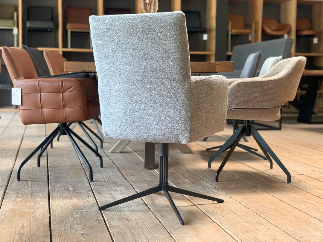 Design Esszimmerstuhl drehbar Stoff in moderner Rückansicht mit hellem Strukturbezug, hoher Rückenlehne und elegantem Metallgestell, stilvoll platziert an einem Holztisch im Essbereich.