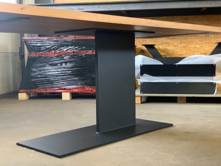 Design Tischgestell Metall Lova Mittelfuß Tischgestell aus Stahl was die Tischplatte schwebend wirken lässt 