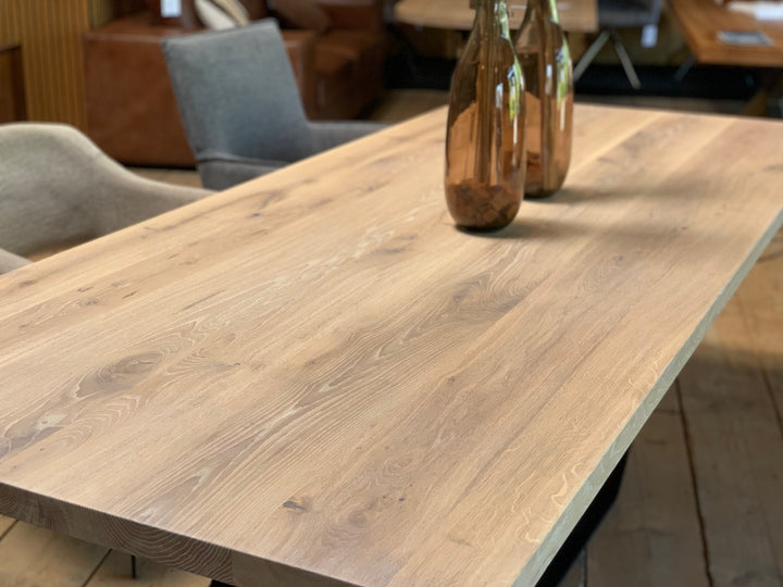 Detailansicht Tischplatte Eiche Designer Esstisch Eiche Diamond Mittelfuß