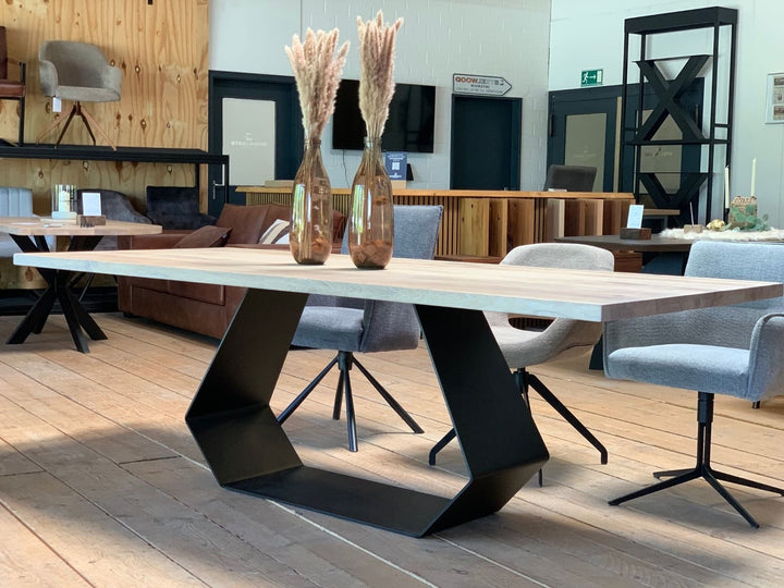 Seitenansicht Designer Esstisch Eiche mit Tischgestell in Diamantenform 