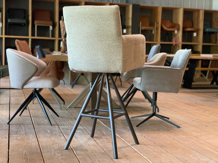 Drehbarer Barhocker mit Stoffbezug in Rückansicht, weich gepolsterte Rückenlehne mit klaren Linien, modernes Design und stabiles Metallgestell mit mehreren Standfüßen, ideal für Küche, Bar oder Essbereich.