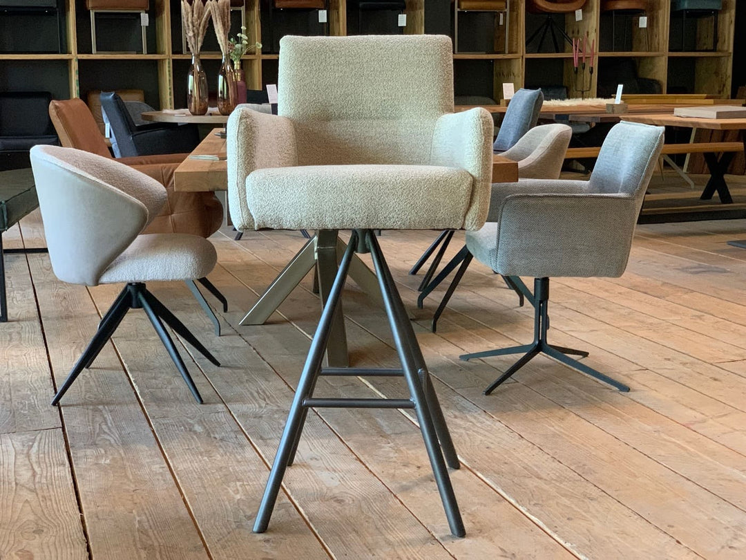 Drehbarer Barhocker mit Stoffbezug in Vorderansicht, großzügig gepolsterte Sitzfläche mit Armlehnen und hoher Rückenlehne, modernes Design mit stabilem Metallgestell und mehreren Standfüßen, ideal für Küche, Bar oder Essbereich.