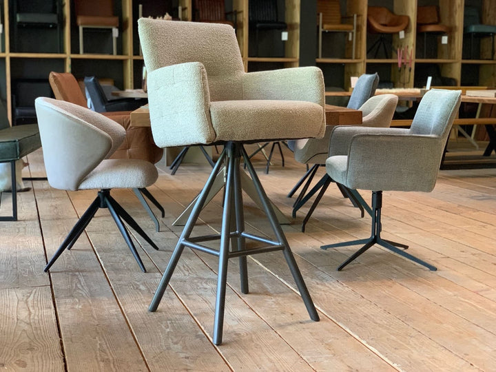 Drehbarer Barhocker mit Stoffbezug in modernem Design, gepolsterte Sitzfläche und Rückenlehne für hohen Komfort, stabiles Metallgestell mit mehreren Standfüßen, ideal für Küche, Bar oder Essbereich.