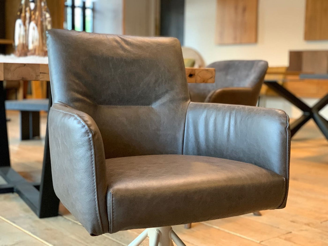 Detailaufnahme eines drehbaren Lederstuhls 159DS mit hochwertiger, glatter Lederoberfläche, weich gepolsterter Sitzschale, ergonomischer Rückenlehne und integrierten Armlehnen in modernem Design.