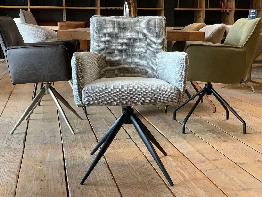 Drehbarer Polsterstuhl Vorderansicht mit gepolsterter Sitzfläche, Stoffbezug und schwarzem Metall-Drehgestell im modernen Esszimmer