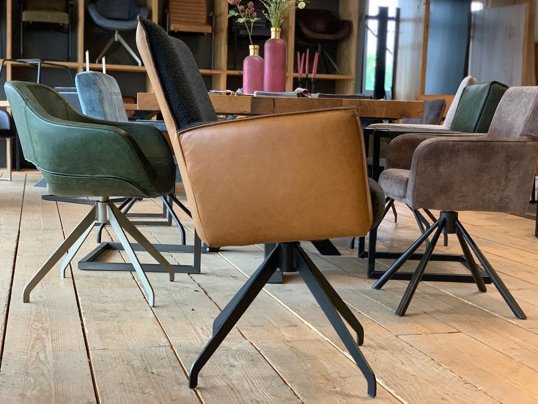 Esszimmer Drehstuhl mit Leder-Stoff Kombination in Seitenansicht, braune Lederaußenseite und dunkler Stoffbezug, drehbares Metallgestell in modernem Design