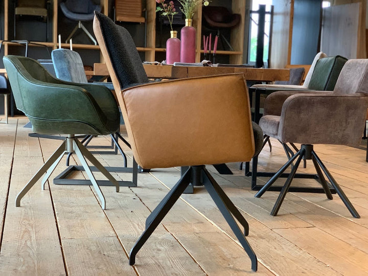 Esszimmer Drehstuhl mit Leder-Stoff Kombination in Seitenansicht, braune Lederaußenseite und dunkler Stoffbezug, drehbares Metallgestell in modernem Design