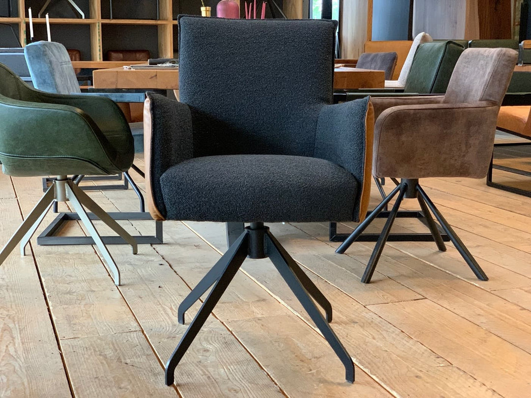 Esszimmer Drehstuhl mit Leder-Stoff Kombination in Vorderansicht, schwarzer Stoffbezug mit seitlichen Lederdetails und drehbarem Metallgestell im modernen Design