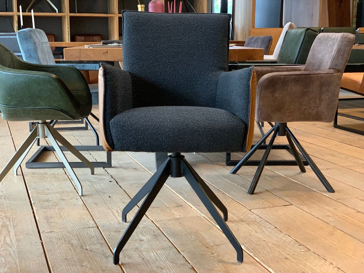 Esszimmer Drehstuhl mit Leder-Stoff Kombination in Vorderansicht, schwarzer Stoffbezug mit seitlichen Lederdetails und drehbarem Metallgestell im modernen Design
