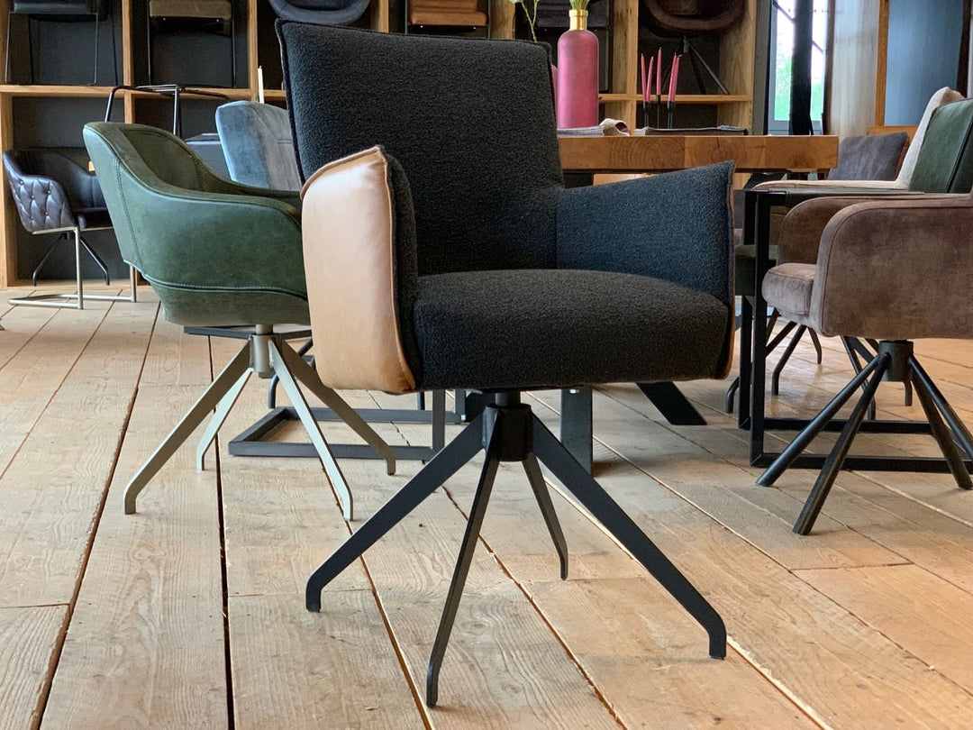 Moderner Esszimmer Drehstuhl mit hoher Rückenlehne, Kombination aus Leder und Stoff, schwarzer Textilbezug mit seitlichem Lederdetail und stabilem Metallgestell