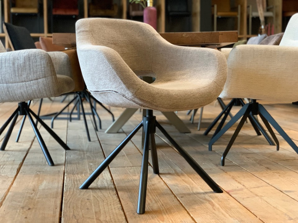Moderner Drehstuhl für das Esszimmer mit beigem Stoffbezug und schwarzem Metallgestell, gepolsterter Schalenstuhl am Esstisch
