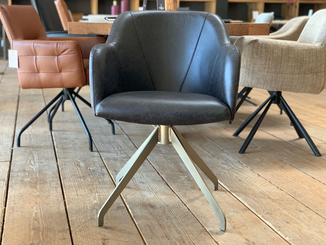 Drehstuhl 197DF Vorderansicht aus schwarzem Echtleder mit ergonomischer Sitzfläche und modernem Edelstahlgestell – hochwertiger Designer Bürostuhl für Büro und Homeoffice