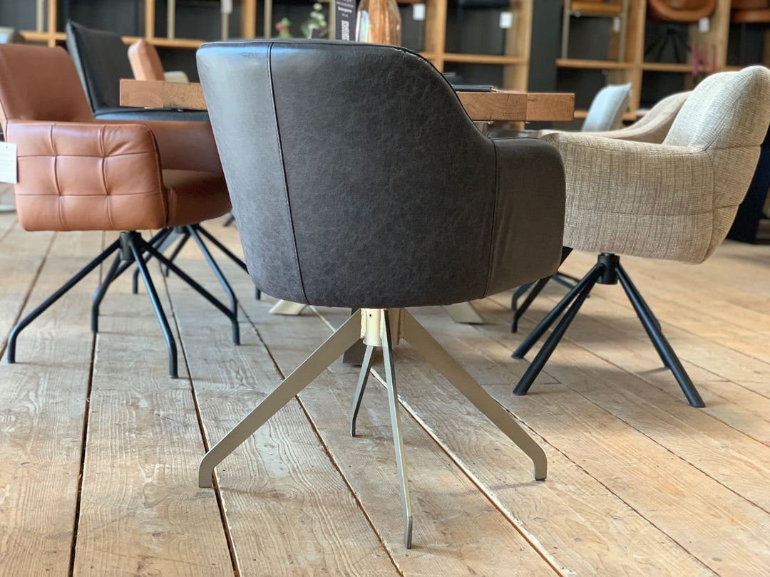 Rückansicht des Drehstuhls Modell 197DF mit schwarzem Echtlederbezug, schlank geformter Rückenlehne und stabilem Edelstahlgestell in modernem Design.