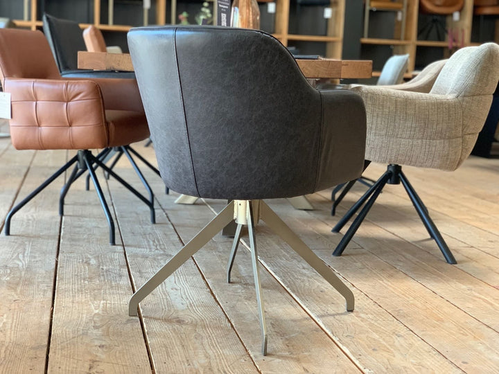 Rückansicht des Drehstuhls Modell 197DF mit schwarzem Echtlederbezug, schlank geformter Rückenlehne und stabilem Edelstahlgestell in modernem Design.