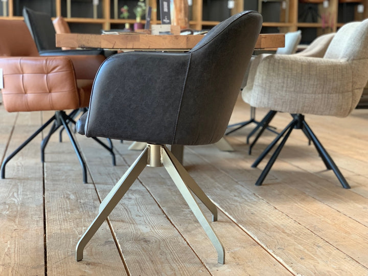 Seitenansicht eines modernen Drehstuhls (Modell 197DF) mit schwarzem Echtlederbezug und stabilem Gestell aus gebürstetem Edelstahl, ergonomisch geformt mit klaren, eleganten Linien.