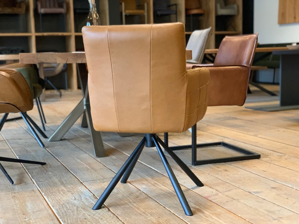 Drehstuhl Leder Stoff in Rückansicht mit glatter Leder-Rückenlehne und schwarzem Metall-Drehgestell im modernen Esszimmerdesign