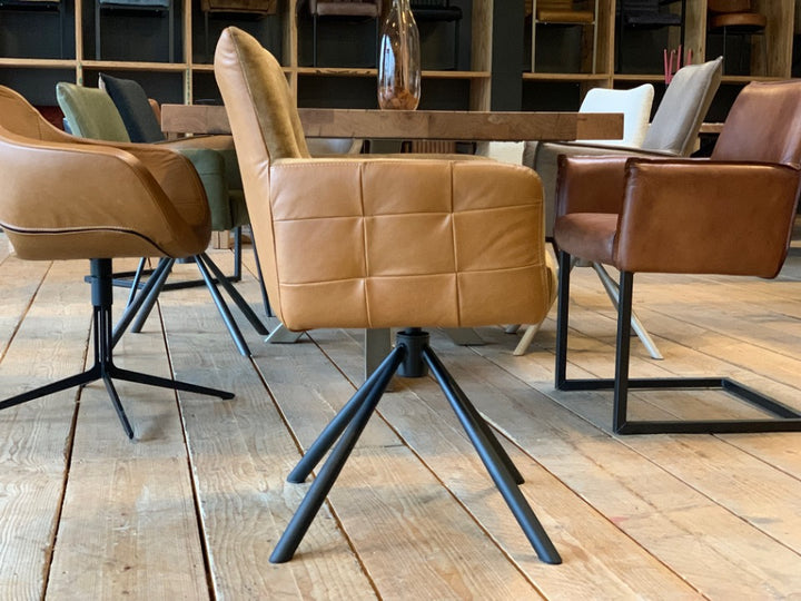 Drehstuhl Leder Stoff in Seitenansicht mit karierter Leder-Rückenlehne, gepolstertem Sitz und schwarzem Metall-Drehgestell im modernen Esszimmerdesign
