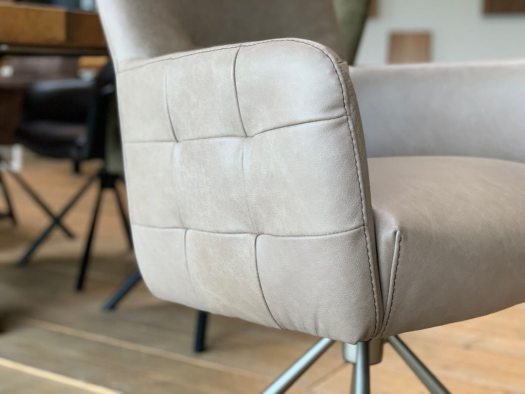 Detailaufnahme eines Drehstuhl Leder hohe Rückenlehne in hochwertigem Leder in der Farbe Taupe, mit dekorativer Steppung, feiner Nahtführung und weich gepolsterter Sitzschale, die die hochwertige Verarbeitung hervorhebt.