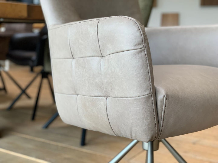 Detailaufnahme eines Drehstuhl Leder hohe Rückenlehne in hochwertigem Leder in der Farbe Taupe, mit dekorativer Steppung, feiner Nahtführung und weich gepolsterter Sitzschale, die die hochwertige Verarbeitung hervorhebt.