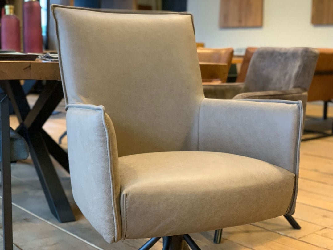 Drehstuhl Leder mit hoher Rückenlehne HR081DS – Detailaufnahme der Sitzschale mit hochwertigem Echtlederbezug, weich gepolsterter Oberfläche und sauber verarbeiteten Kanten; die großzügige Polsterung und die präzisen Nähte unterstreichen den hohen Sitzkomfort und die edle Verarbeitung.