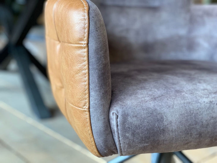 Detailaufnahme Drehstuhl Stoff Leder Kombi SL119D mit hochwertiger Leder-Rückenlehne und weicher Stoff-Sitzfläche, moderne Materialkombination bei Esszimmerstuhl mit feiner Nahtverarbeitung