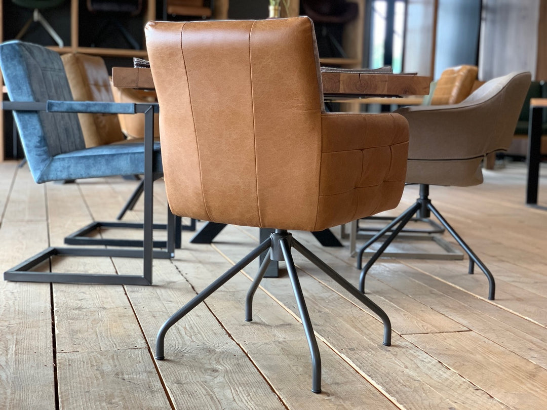 Drehstuhl Stoff Leder Kombi SL119D Rückansicht mit brauner Leder-Rückenlehne, moderner Esszimmerstuhl mit drehbarem Metallgestell auf Holzboden in stilvollem Wohnambiente