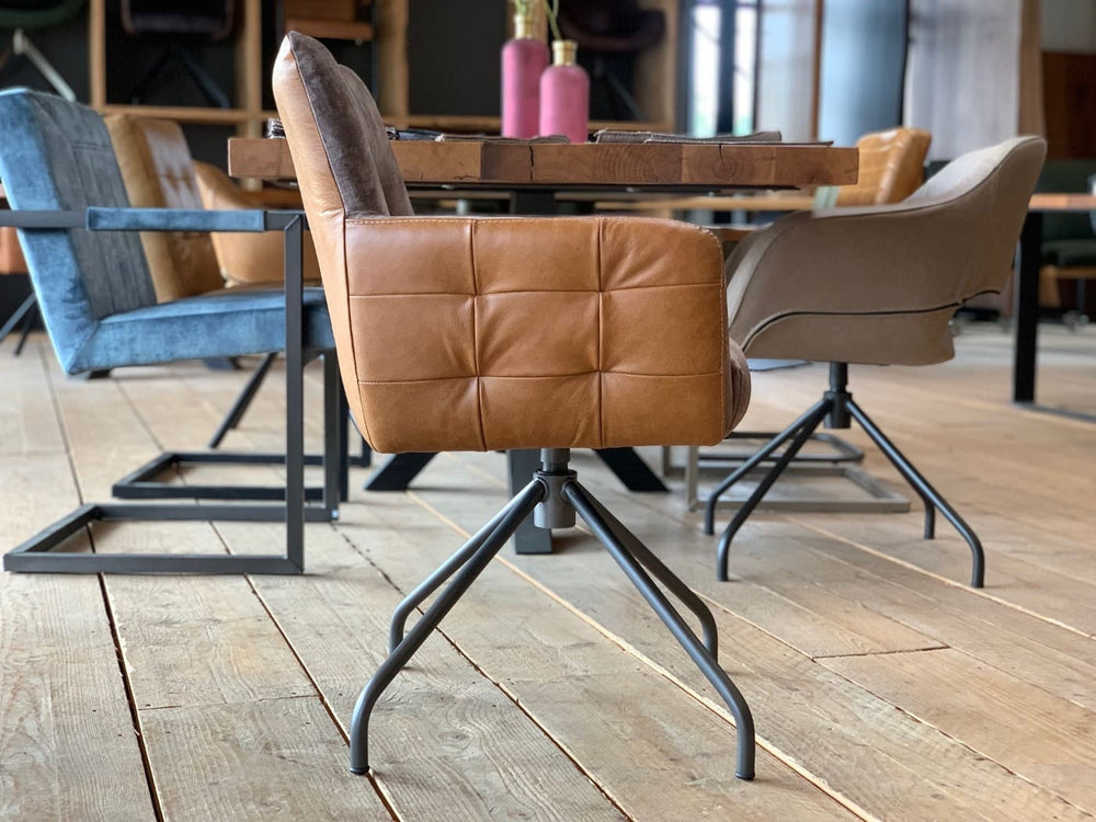 Drehstuhl Stoff Leder Kombi SL119D in Seitenansicht mit brauner Leder-Rückenlehne und Stoff-Sitzfläche, moderner Esszimmerstuhl mit drehbarem Metallgestell auf Holzboden in stilvollem Ambiente