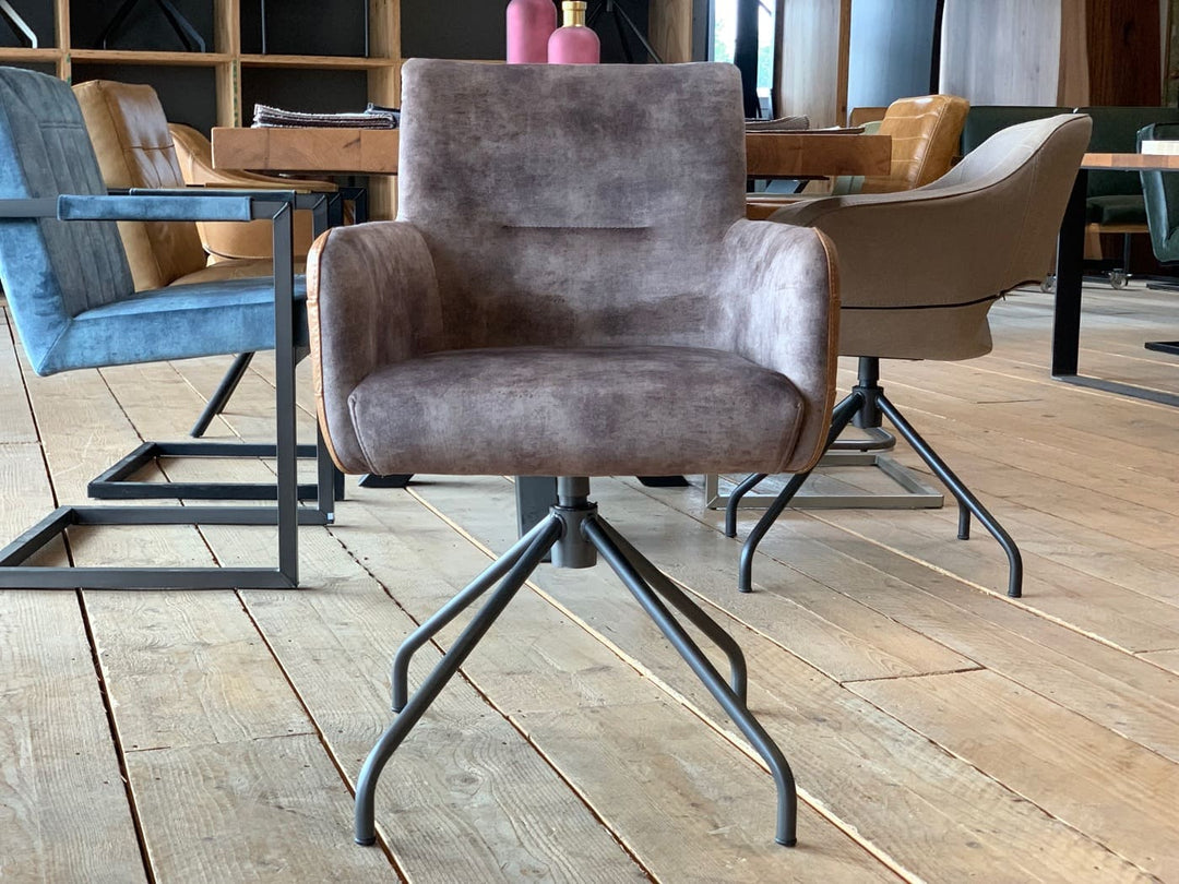 Drehstuhl Stoff Leder Kombi SL119D Vorderansicht mit gepolsterter Sitzfläche und Armlehnen, moderner Esszimmerstuhl mit drehbarem Metallgestell auf Holzboden in stilvollem Ambiente