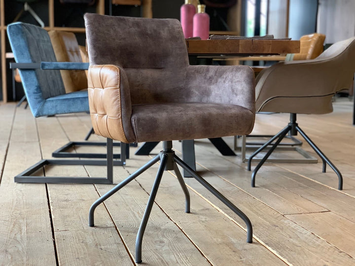 Drehstuhl Stoff Leder Kombi SL119D mit gepolsterter Sitzfläche und Armlehnen, moderner Esszimmerstuhl mit stabilem Metallgestell auf Holzboden in stilvoller Wohnumgebung