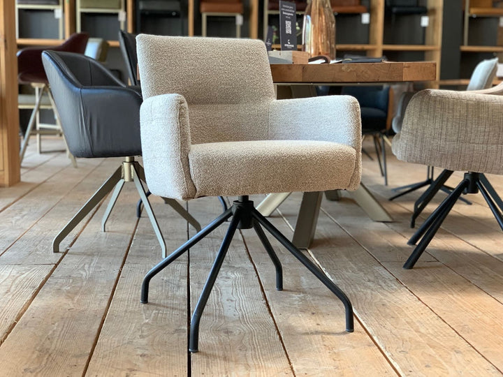 Drehstuhl mit Armlehne in moderner Optik, mit weichem Stoffbezug, gepolsterter Sitzfläche und stabiler schwarzer Drehbasis – ideal für Esszimmer oder Wohnbereich.
