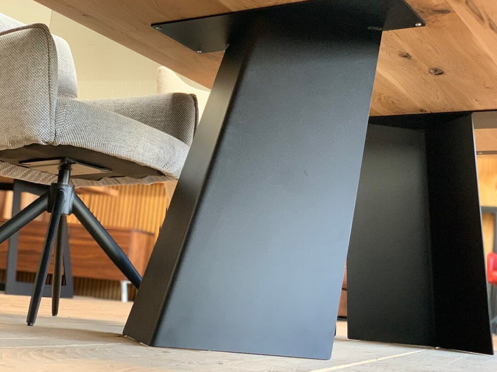 Detailansicht der Metall Tischwangen Aron 