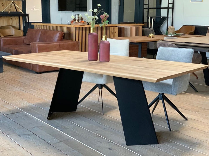 Ansicht aus dem Showroom Echtholztisch Eiche Aron mit Metall Tischwangen