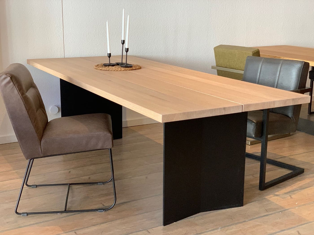 Ansicht aus dem Showroom Eichentisch massiv 