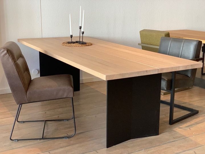 Ansicht aus dem Showroom Eichentisch massiv 