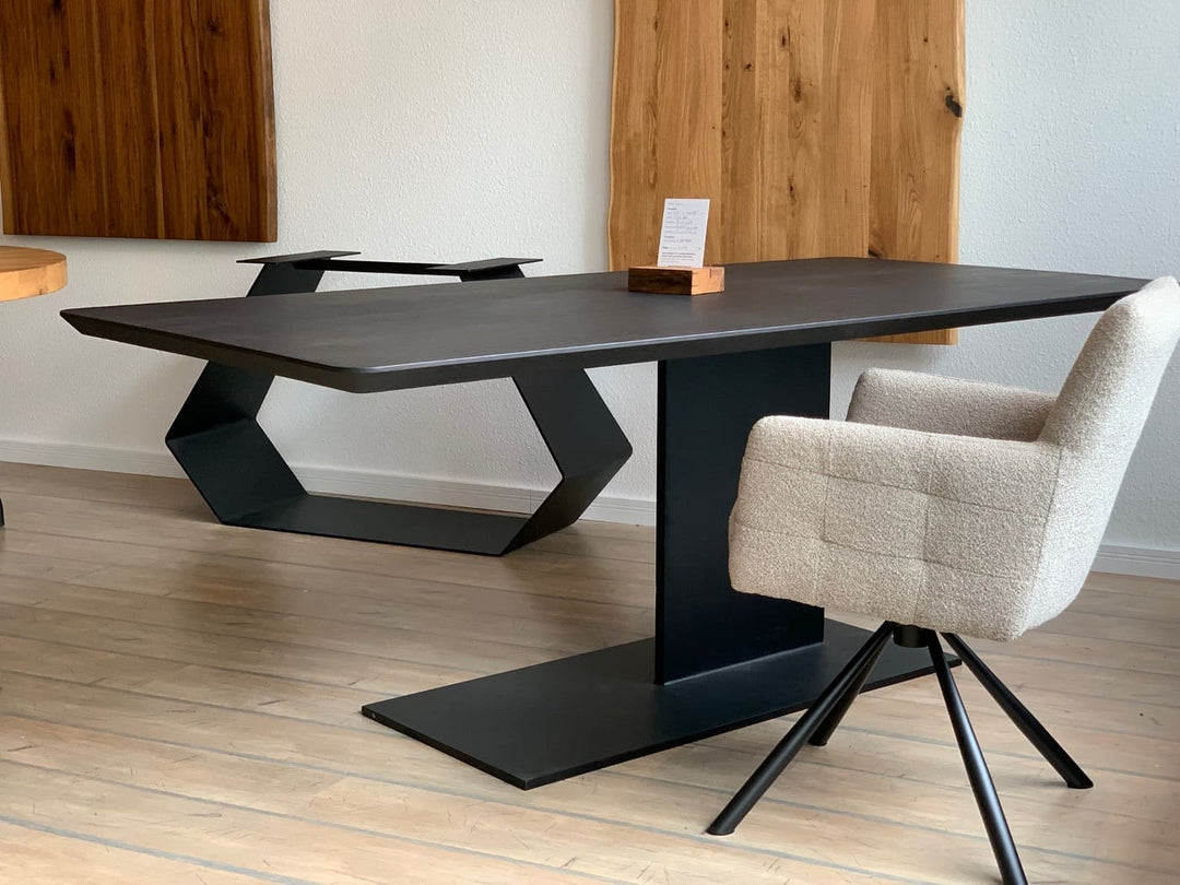 Esstisch Eiche Lova Mittelfuß mit schwarzer Tischplatte Foto aus dem Showroom 